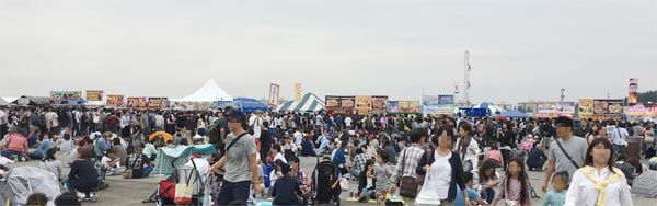 日米友好祭 飲食ブースの行列