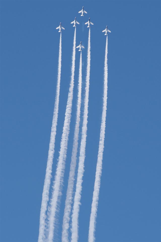 入間航空祭2017 ブルーインパルス　6機で垂直上昇