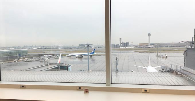 羽田空港 国際線 JALサクララウンジから見える飛行機