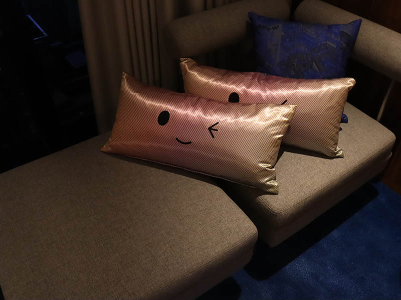 W大阪ワンダフルルームのソファー